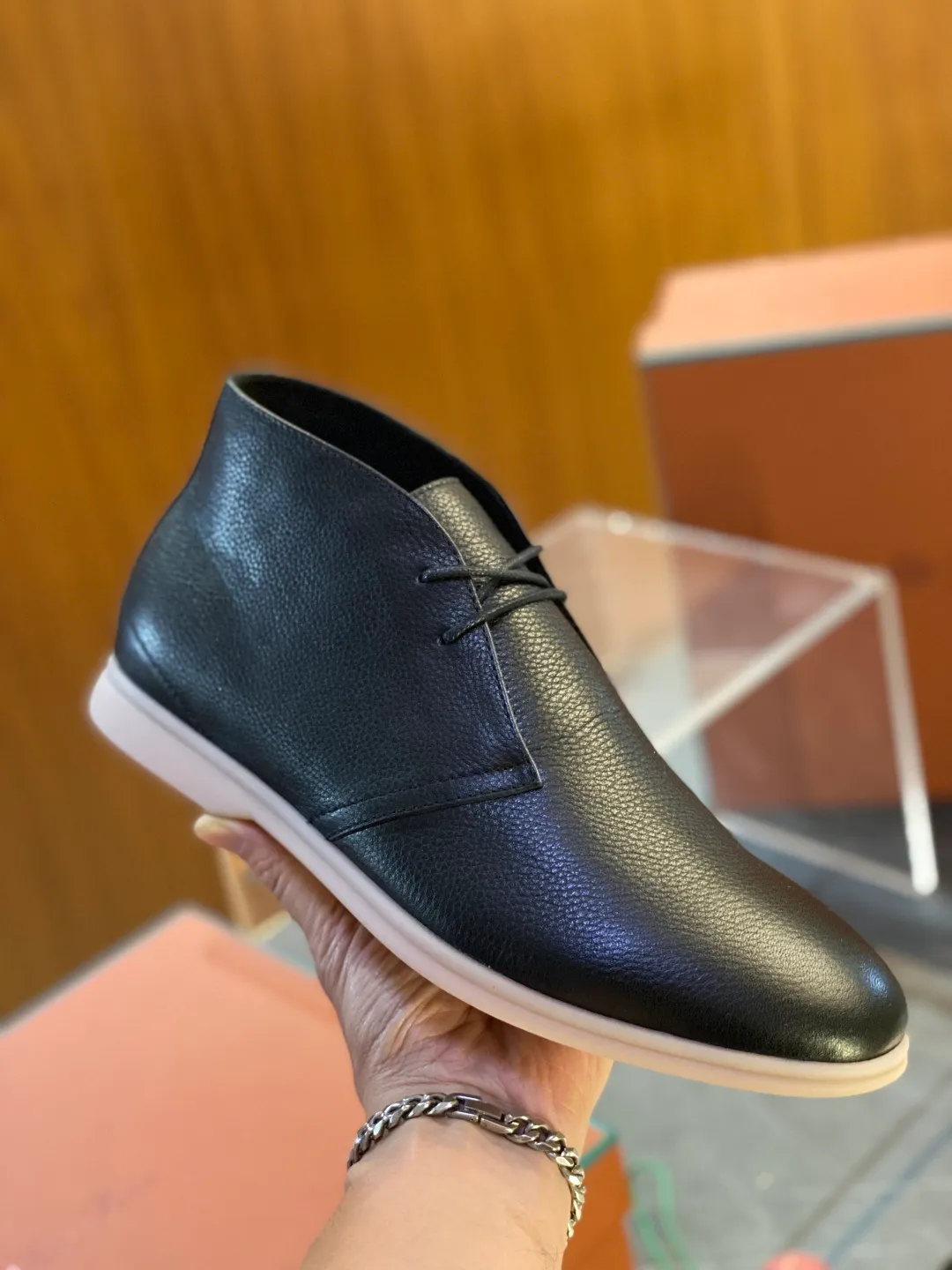 💰780 Loro Piana men's boots for autumn and winter ♞size; 39~46 The flexibility of first-layer cowhide returns to nature and feels the freedom and elegance in the city. A return to the original equestrian elegance aesthetics, Loro Piana is once again inspired by equestrianism this season, perfectly integrating freedom, elegance and functionality.